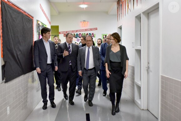 Julie Gayet et François Hollande se sont rendus à la Dream Charter School de New York le 18 novembre 2019.