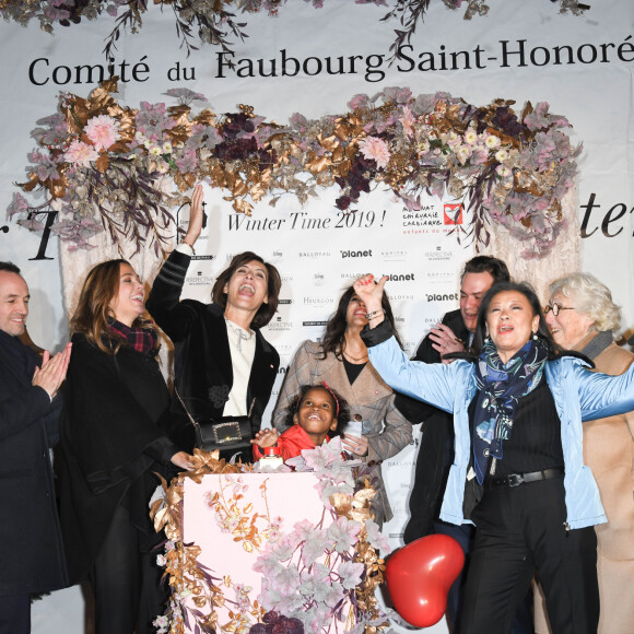 Sandrine Quétier, Inès de La Fressange, Laurie Cholewa, Benjamin Cymerman (président du Comité du Faubourg Saint-Honoré), Francine Leca, Jeanne d'Hauteserre (Maire du 8ème arrondissement de Paris) - Illuminations rue du Faubourg Saint Honoré à Paris, le 19 novembre 2019. © Coadic Guirec/Bestimage