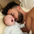 Thomas Vergara fais une petite sieste avec son fils Milann dans ses bras, sur Instagram, le 14 novembre 2019.