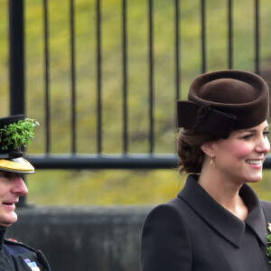 Le prince William et Catherine Kate Middleton, duchesse de Cambridge, enceinte, assistent à la parade de jour de la Saint Patrick à Mons Barracks le 17 mars 2015.