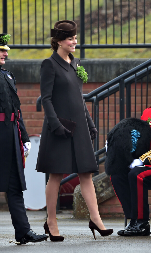 Le prince William et Catherine Kate Middleton, duchesse de Cambridge, enceinte, assistent à la parade de jour de la Saint Patrick à Mons Barracks le 17 mars 2015.
