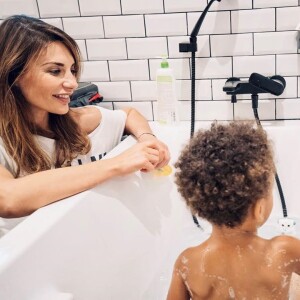 Ariane Brodier donne le bain à son fils, le 2 novembre 2019