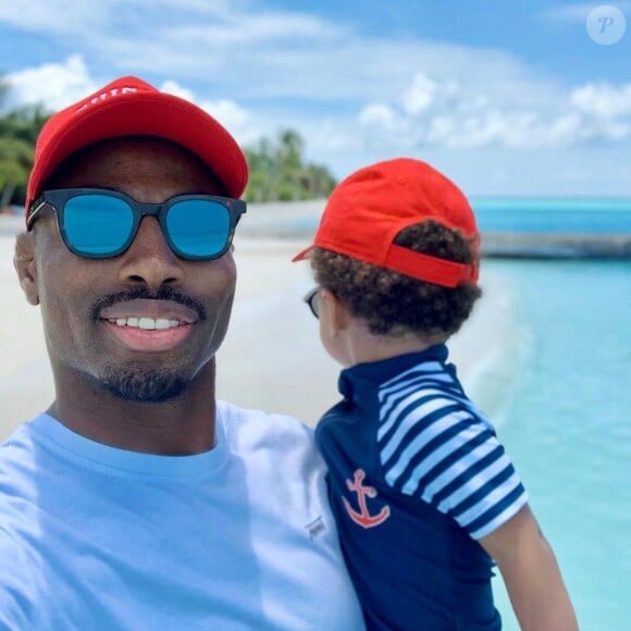 Fulgence Ouedraogo, le compagnon d'Ariane Brodier, avec son fils sur une plage des Maldives, novembre 2019