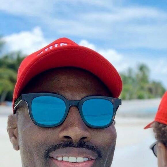 Fulgence Ouedraogo, le compagnon d'Ariane Brodier, avec son fils sur une plage des Maldives, novembre 2019