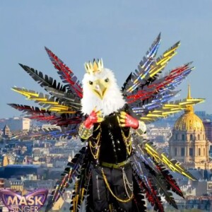 Portrait et performance de l'Aigle, personnage de "Mask Singer", sur TF1.