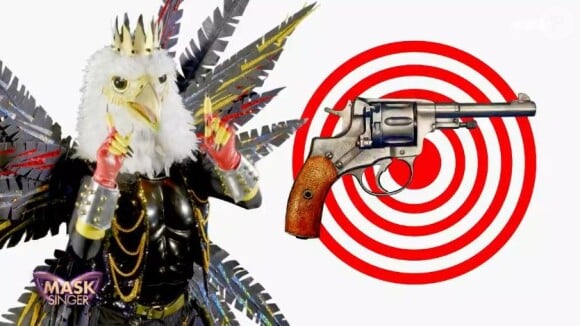 Portrait et performance de l'Aigle, personnage de "Mask Singer", sur TF1.