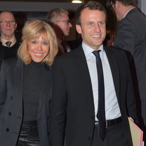 Emmanuel Macron et sa femme Brigitte Macron (Trogneux) - Emmanuel Macron remet les insignes de Commandeur dans l'Ordre de la Légion d'honneur à Jacky Lebrun président de la CCI Picardie lors d'une cérémonie au Carré de la République à Amiens le 25 novembre 2016. © Gian Gorassini / Bestimage