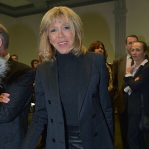 Brigitte Macron (Trogneux) - Emmanuel Macron remet les insignes de Commandeur dans l'Ordre de la Légion d'honneur à Jacky Lebrun président de la CCI Picardie lors d'une cérémonie au Carré de la République à Amiens le 25 novembre 2016. © Gian Gorassini / Bestimage