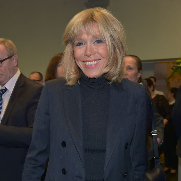 Brigitte Macron (Trogneux) - Emmanuel Macron remet les insignes de Commandeur dans l'Ordre de la Légion d'honneur à Jacky Lebrun président de la CCI Picardie lors d'une cérémonie au Carré de la République à Amiens le 25 novembre 2016. © Gian Gorassini / Bestimage