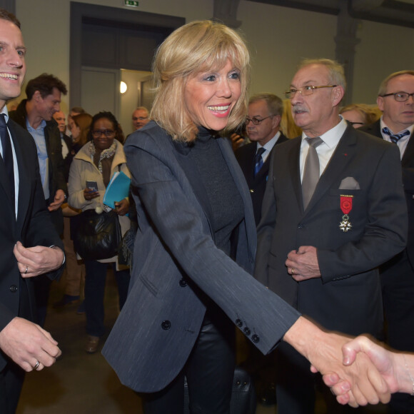 Emmanuel Macron et sa femme Brigitte Macron (Trogneux) - Emmanuel Macron remet les insignes de Commandeur dans l'Ordre de la Légion d'honneur à Jacky Lebrun président de la CCI Picardie lors d'une cérémonie au Carré de la République à Amiens le 25 novembre 2016. © Gian Gorassini / Bestimage