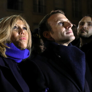 Le président de la République Française Emmanuel Macron et la Première dame Brigitte Macron assistent au lancement du spectacle son et lumière "Chroma" sur la façade de la cathédrale d'Amiens pour l'inauguration du cycle commémoratif du 800ème anniversaire de la cathédrale. Amiens, le 21 novembre 2019. © Stéphane Lemouton/Bestimage