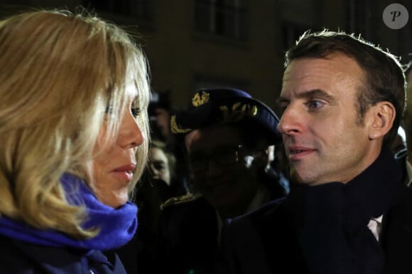 Le président de la République Française Emmanuel Macron et la Première dame Brigitte Macron assistent au lancement du spectacle son et lumière "Chroma" sur la façade de la cathédrale d'Amiens pour l'inauguration du cycle commémoratif du 800ème anniversaire de la cathédrale. Amiens, le 21 novembre 2019. © Stéphane Lemouton/Bestimage
