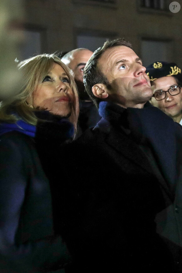 Le président de la République Française Emmanuel Macron et la Première dame Brigitte Macron assistent au lancement du spectacle son et lumière "Chroma" sur la façade de la cathédrale d'Amiens pour l'inauguration du cycle commémoratif du 800ème anniversaire de la cathédrale. Amiens, le 21 novembre 2019. © Stéphane Lemouton/Bestimage