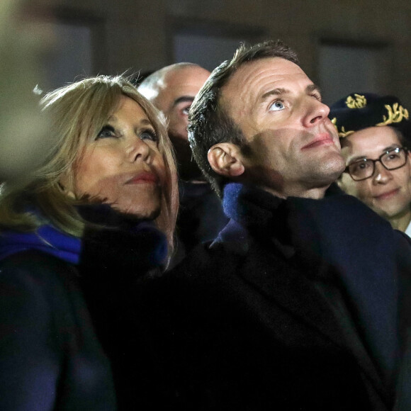 Le président de la République Française Emmanuel Macron et la Première dame Brigitte Macron assistent au lancement du spectacle son et lumière "Chroma" sur la façade de la cathédrale d'Amiens pour l'inauguration du cycle commémoratif du 800ème anniversaire de la cathédrale. Amiens, le 21 novembre 2019. © Stéphane Lemouton/Bestimage