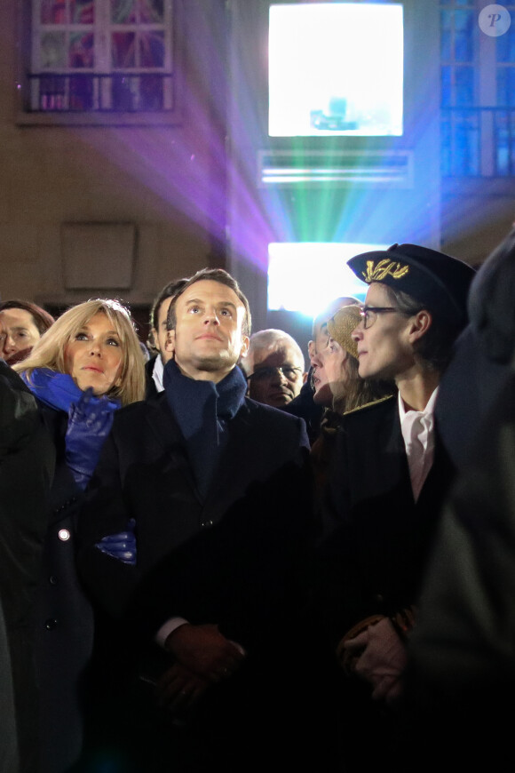 Le président de la République Française Emmanuel Macron et la première dame Brigitte Macron assistent au lancement du spectacle son et lumière "Chroma" sur la façade de la cathédrale d'Amiens pour l'inauguration du cycle commémoratif du 800ème anniversaire de la cathédrale. Amiens, le 21 novembre 2019. © Stéphane Lemouton/Bestimage