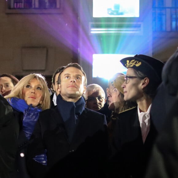 Le président de la République Française Emmanuel Macron et la première dame Brigitte Macron assistent au lancement du spectacle son et lumière "Chroma" sur la façade de la cathédrale d'Amiens pour l'inauguration du cycle commémoratif du 800ème anniversaire de la cathédrale. Amiens, le 21 novembre 2019. © Stéphane Lemouton/Bestimage