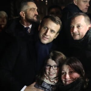 Le président de la République Française Emmanuel Macron et la Première dame Brigitte Macron assistent au lancement du spectacle son et lumière "Chroma" sur la façade de la cathédrale d'Amiens pour l'inauguration du cycle commémoratif du 800ème anniversaire de la cathédrale. Amiens, le 21 novembre 2019. © Stéphane Lemouton/Bestimage