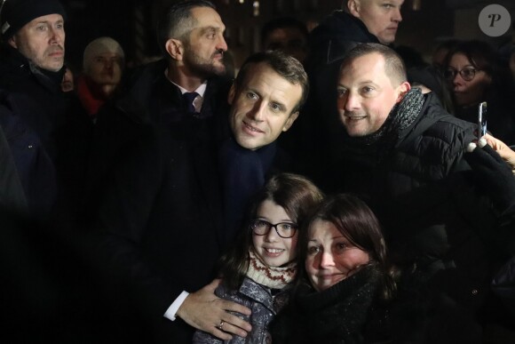 Le président de la République Française Emmanuel Macron et la Première dame Brigitte Macron assistent au lancement du spectacle son et lumière "Chroma" sur la façade de la cathédrale d'Amiens pour l'inauguration du cycle commémoratif du 800ème anniversaire de la cathédrale. Amiens, le 21 novembre 2019. © Stéphane Lemouton/Bestimage