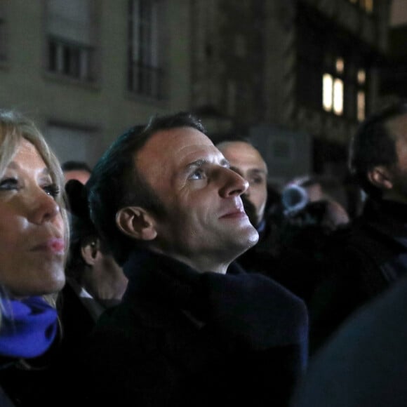 Le président de la République Française Emmanuel Macron et la Première dame Brigitte Macron assistent au lancement du spectacle son et lumière "Chroma" sur la façade de la cathédrale d'Amiens pour l'inauguration du cycle commémoratif du 800ème anniversaire de la cathédrale. Amiens, le 21 novembre 2019. © Stéphane Lemouton/Bestimage