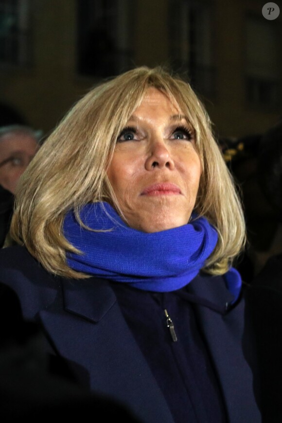 Le président de la République Française Emmanuel Macron et la Première dame Brigitte Macron assistent au lancement du spectacle son et lumière "Chroma" sur la façade de la cathédrale d'Amiens pour l'inauguration du cycle commémoratif du 800ème anniversaire de la cathédrale. Amiens, le 21 novembre 2019. © Stéphane Lemouton/Bestimage