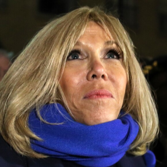 Le président de la République Française Emmanuel Macron et la Première dame Brigitte Macron assistent au lancement du spectacle son et lumière "Chroma" sur la façade de la cathédrale d'Amiens pour l'inauguration du cycle commémoratif du 800ème anniversaire de la cathédrale. Amiens, le 21 novembre 2019. © Stéphane Lemouton/Bestimage