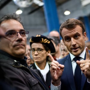 Le président français Emmanuel Macron rencontre des employés lors de sa visite à l'usine Whirlpool d'Amiens le 22 novembre 2019. © Eliot Blondet / Pool/Bestimage