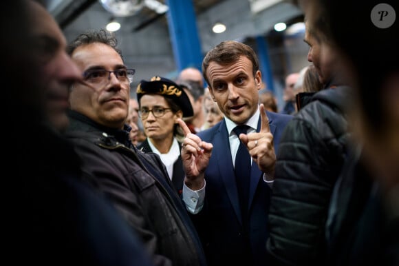 Le président français Emmanuel Macron rencontre des employés lors de sa visite à l'usine Whirlpool d'Amiens le 22 novembre 2019. © Eliot Blondet / Pool/Bestimage