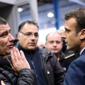 Le président français Emmanuel Macron rencontre des employés lors de sa visite à l'usine Whirlpool d'Amiens le 22 novembre 2019. © Eliot Blondet / Pool/Bestimage