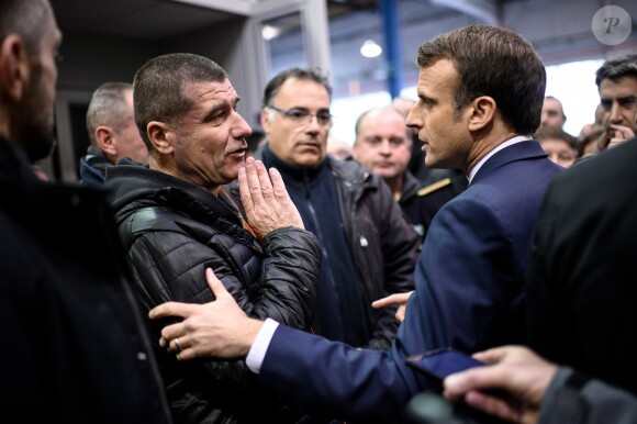 Le président français Emmanuel Macron rencontre des employés lors de sa visite à l'usine Whirlpool d'Amiens le 22 novembre 2019. © Eliot Blondet / Pool/Bestimage
