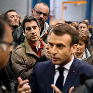 Le président français Emmanuel Macron rencontre des employés lors de sa visite à l'usine Whirlpool d'Amiens le 22 novembre 2019. © Eliot Blondet / Pool/Bestimage