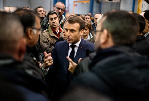 Le président français Emmanuel Macron rencontre des employés lors de sa visite à l'usine Whirlpool d'Amiens le 22 novembre 2019. © Eliot Blondet / Pool/Bestimage
