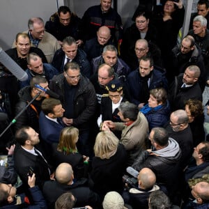 Le président français Emmanuel Macron rencontre des employés lors de sa visite à l'usine Whirlpool d'Amiens le 22 novembre 2019. © Eliot Blondet / Pool/Bestimage