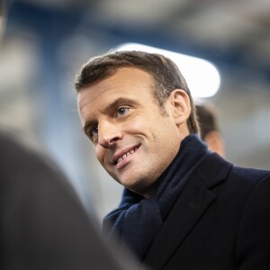 Le président Emmanuel Macron rencontre des employés lors de sa visite à l'usine Whirlpool d'Amiens le 22 novembre 2019. © Eliot Blondet / Pool / Bestimage