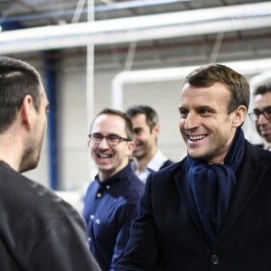 Le président Emmanuel Macron rencontre des employés lors de sa visite à l'usine Whirlpool d'Amiens le 22 novembre 2019. © Eliot Blondet / Pool / Bestimage