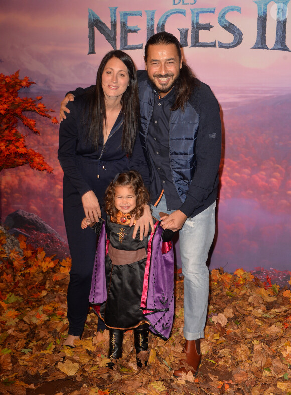 Moundir, sa compagne Inès et leur fills Aliya à l'avant-première parisienne de La Reine des Neiges 2 - mercredi 13 novembre 2019