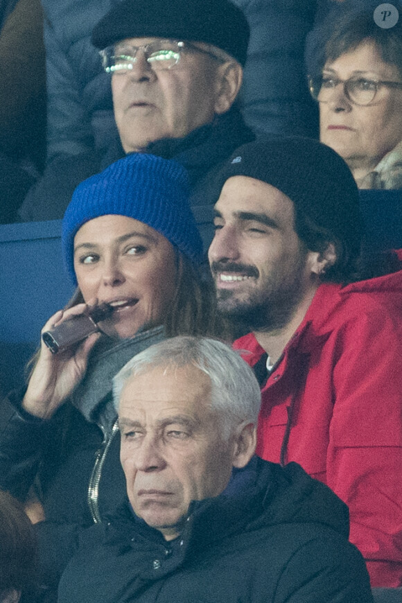 Sandrine Quétier et un ami assistent au match Paris Saint-Germain - Lille pour la 14e journée du championnat de Ligue 1 Conforama, au Parc des Princes. Paris, le 22 novembre 2019.