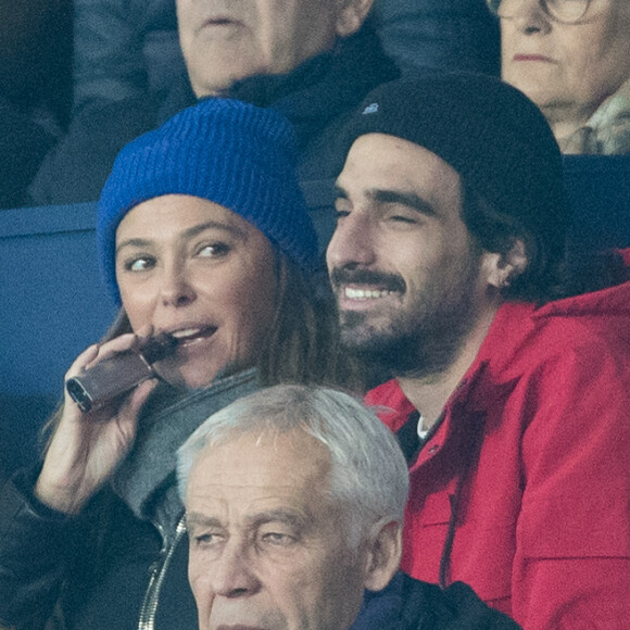 Sandrine Quétier et un ami assistent au match Paris Saint-Germain - Lille pour la 14e journée du championnat de Ligue 1 Conforama, au Parc des Princes. Paris, le 22 novembre 2019.