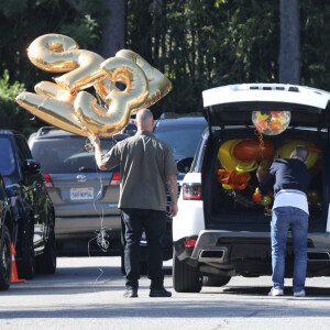 Hailey Baldwin Bieber reçoit des cadeaux et des ballons à son domicile le jour de son anniversaire (23 ans) dans le quartier de Beverly Hills à Los Angeles, le 22 novembre 2019.