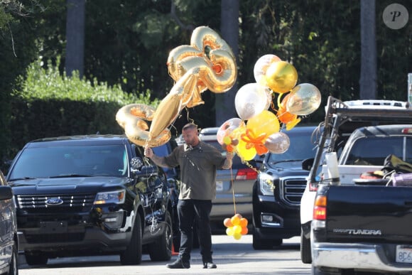 Hailey Baldwin Bieber reçoit des cadeaux et des ballons à son domicile le jour de son anniversaire (23 ans) dans le quartier de Beverly Hills à Los Angeles, le 22 novembre 2019.