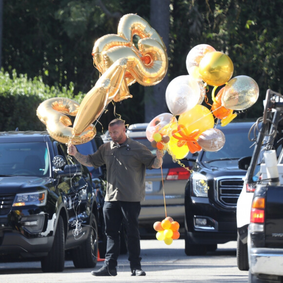 Hailey Baldwin Bieber reçoit des cadeaux et des ballons à son domicile le jour de son anniversaire (23 ans) dans le quartier de Beverly Hills à Los Angeles, le 22 novembre 2019.