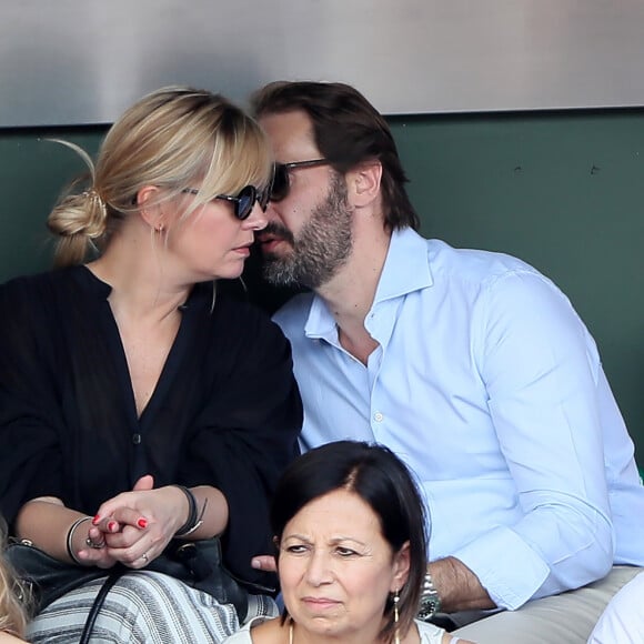 Flavie Flament et son compagnon Vladimir regardent le match entre R.Nadal et R. Gasquet ainsi que son ex mari Benjamin Castaldi avec sa femme Aurore Aleman dans les tribunes des Internationaux de France de Tennis de Roland-Garros à Paris le 2 juin 2018. © Jacovides/Moreau/Bestimage