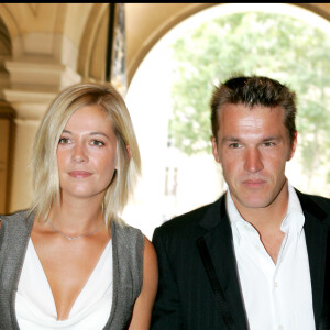 Benjamin Castaldi et Flavie Flament au mariage de Mimie Mathy, le 27 août 2005 à Neuilly. 