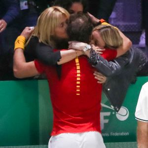Rafael Nadal et sa maman Ana María Parera, sa femme Xisca Perello et sa soeur María Isabel Nadal - Rafael Nadal laisse éclater sa joie en donnant le point de la victoire à l'Espagne en finale de la Coupe Davis à Madrid, face à Denis Shapovalov (6-3, 7-6), le 24 novembre 2019.