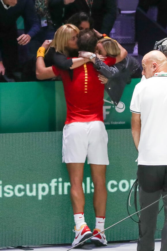 Rafael Nadal et sa maman Ana María Parera, sa femme Xisca Perello et sa soeur María Isabel Nadal - Rafael Nadal laisse éclater sa joie en donnant le point de la victoire à l'Espagne en finale de la Coupe Davis à Madrid, face à Denis Shapovalov (6-3, 7-6), le 24 novembre 2019.