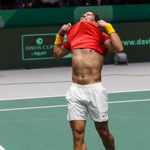 Rafael Nadal laisse éclater sa joie en donnant le point de la victoire à l'Espagne en finale de la Coupe Davis à Madrid, face à Denis Shapovalov (6-3, 7-6), le 24 novembre 2019.