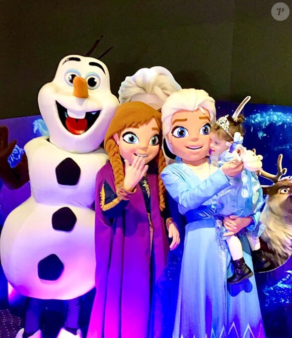 Luna, la fille de Julia Paredes, avec les personnages de "La Reine des neiges 2" - photo Instagram du 25 novembre 2019