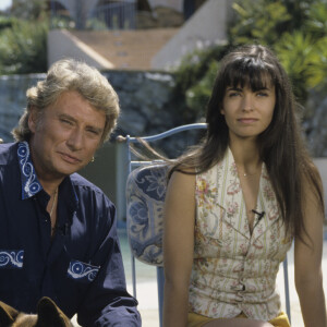 En France, à Ramatuelle, Johnny Hallyday et Adeline Blondieau dans sa propriété La Lorada. Le 27 juin 1994 © Michel Croizard via Bestimage