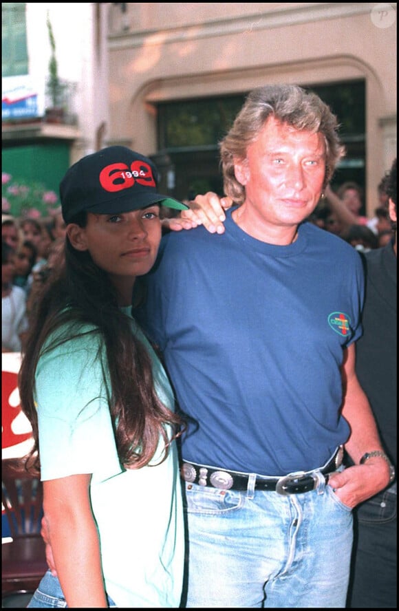 Adeline Blondieau et Johnny Hallyday, le 1er août 1994 à Saint-Tropez. 