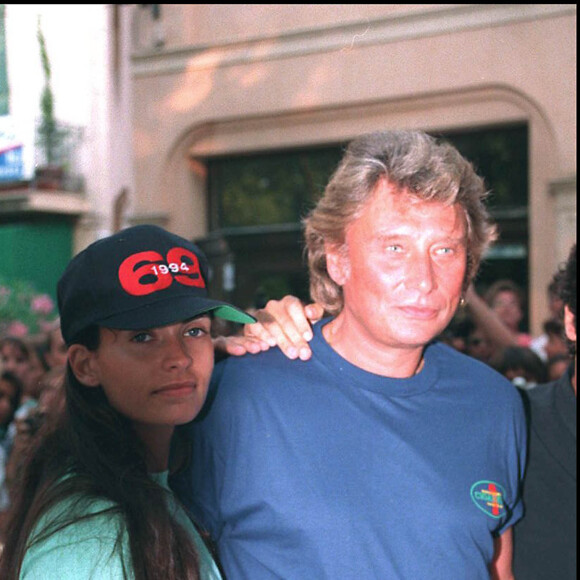 Adeline Blondieau et Johnny Hallyday, le 1er août 1994 à Saint-Tropez. 