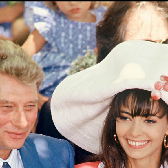 Archives- Johnny Hallyday et Adeline Blondieau le jour de leur mariage, le 9 juillet 1990 à Ramatuelle. 